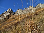 17 Sul sentiero del Canalino dei sassi i contrafforti rocciosi del Cancervo baciati dal sole mattutino